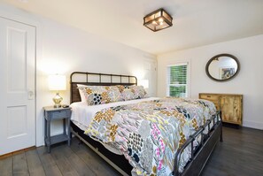 5 bedrooms, iron/ironing board, WiFi, bed sheets - Saugatuck Farmhouse - Five Bedroom Villa, Sleeps 10 (Saugatuck)