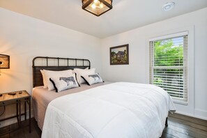 5 bedrooms, iron/ironing board, WiFi, bed sheets - Saugatuck FH walk to town private hot tub! (Saugatuck)