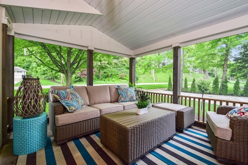 Saugatuck Farmhouse - Five Bedroom Villa, Sleeps 10