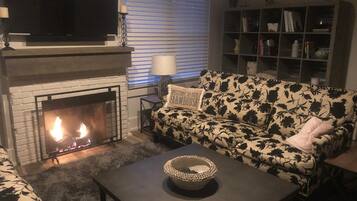 Televisión y chimenea