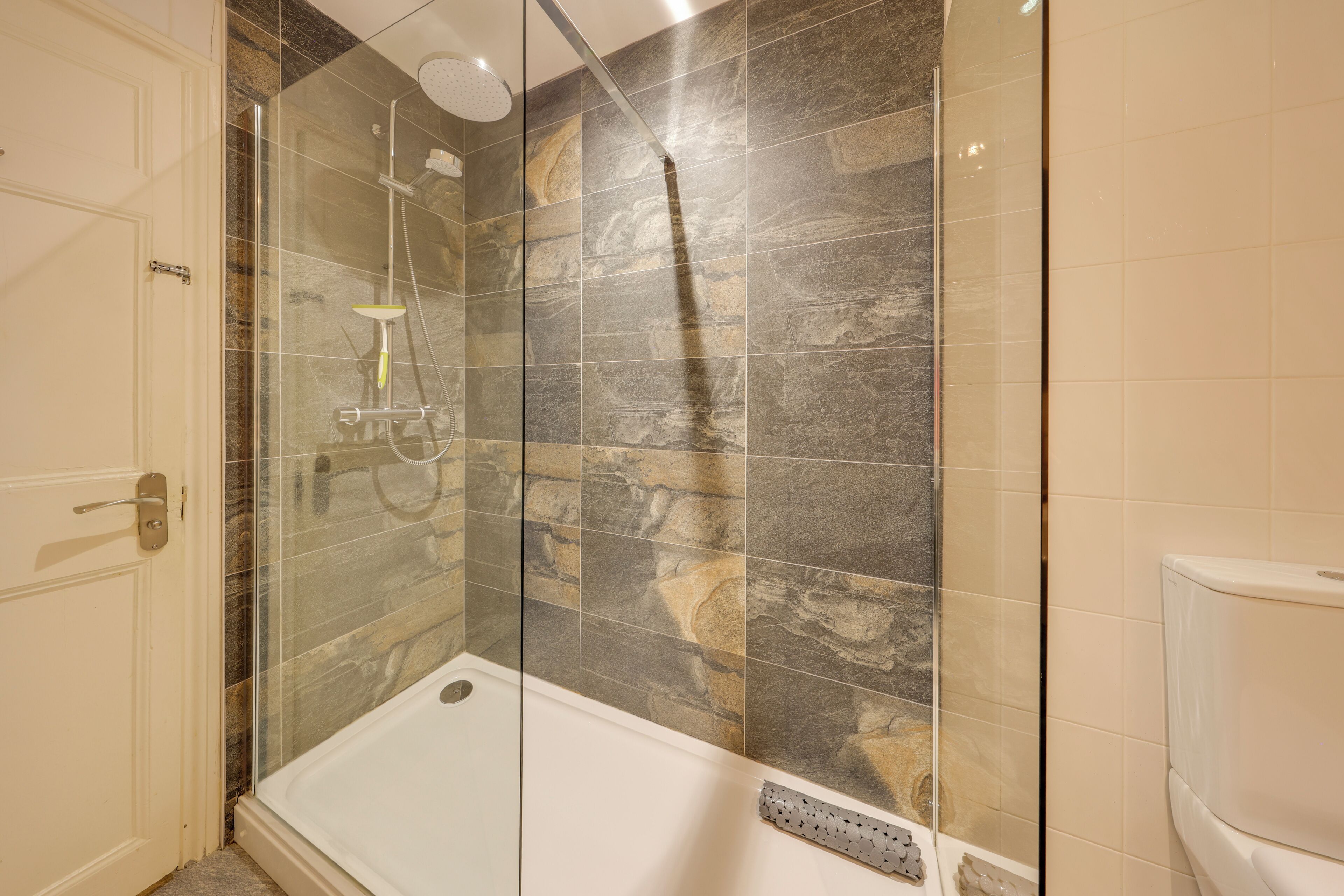 Combined shower/bathtub, hair dryer, towels, soap