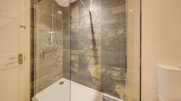 Combined shower/bathtub, hair dryer, towels, soap