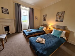 5 bedrooms, iron/ironing board, travel crib, WiFi - Lochside Luxury | Stylish 5-Bed Home with Dramatic Views and Peaceful Setting  (Stronachlachar, Stirling)