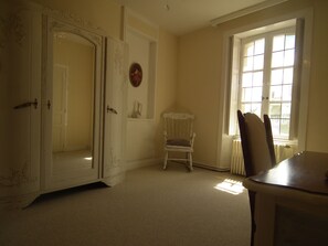 Deluxe Suite, 1 Double Bed, City View | Premium bedding, iron/ironing board, free WiFi, bed sheets - No 6 Bed & Breakfast (Landivy)