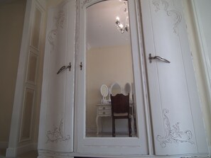 Deluxe Suite, 1 Double Bed, City View | Premium bedding, iron/ironing board, free WiFi, bed sheets - No 6 Bed & Breakfast (Landivy)