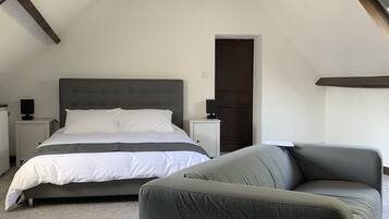 Superior Double Room, 1 King Bed | Premium bedding, iron/ironing board, free WiFi, bed sheets