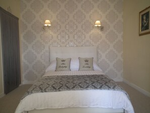 Deluxe Suite, 1 Double Bed, City View | Premium bedding, iron/ironing board, free WiFi, bed sheets - No 6 Bed & Breakfast (Landivy)