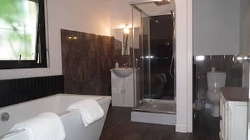 Deluxe Suite, 1 Double Bed, City View | Bathroom | Free toiletries, hair dryer, towels