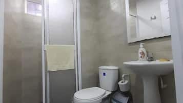 Shower, free toiletries, towels