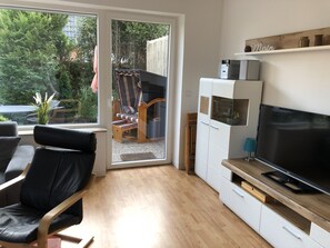 Tv, bøger, musikbibliotek, stereoanlæg