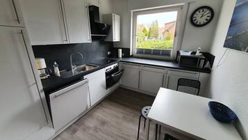 Een koelkast, een magnetron, een oven, een kookplaat