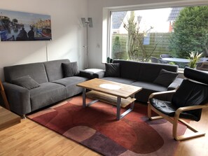 Fernseher, Bücher, Musikbibliothek, Stereoanlage