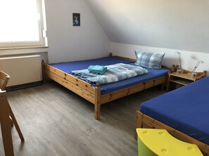 2 quartos, cofres nos quartos, ferros/tábuas de passar roupa