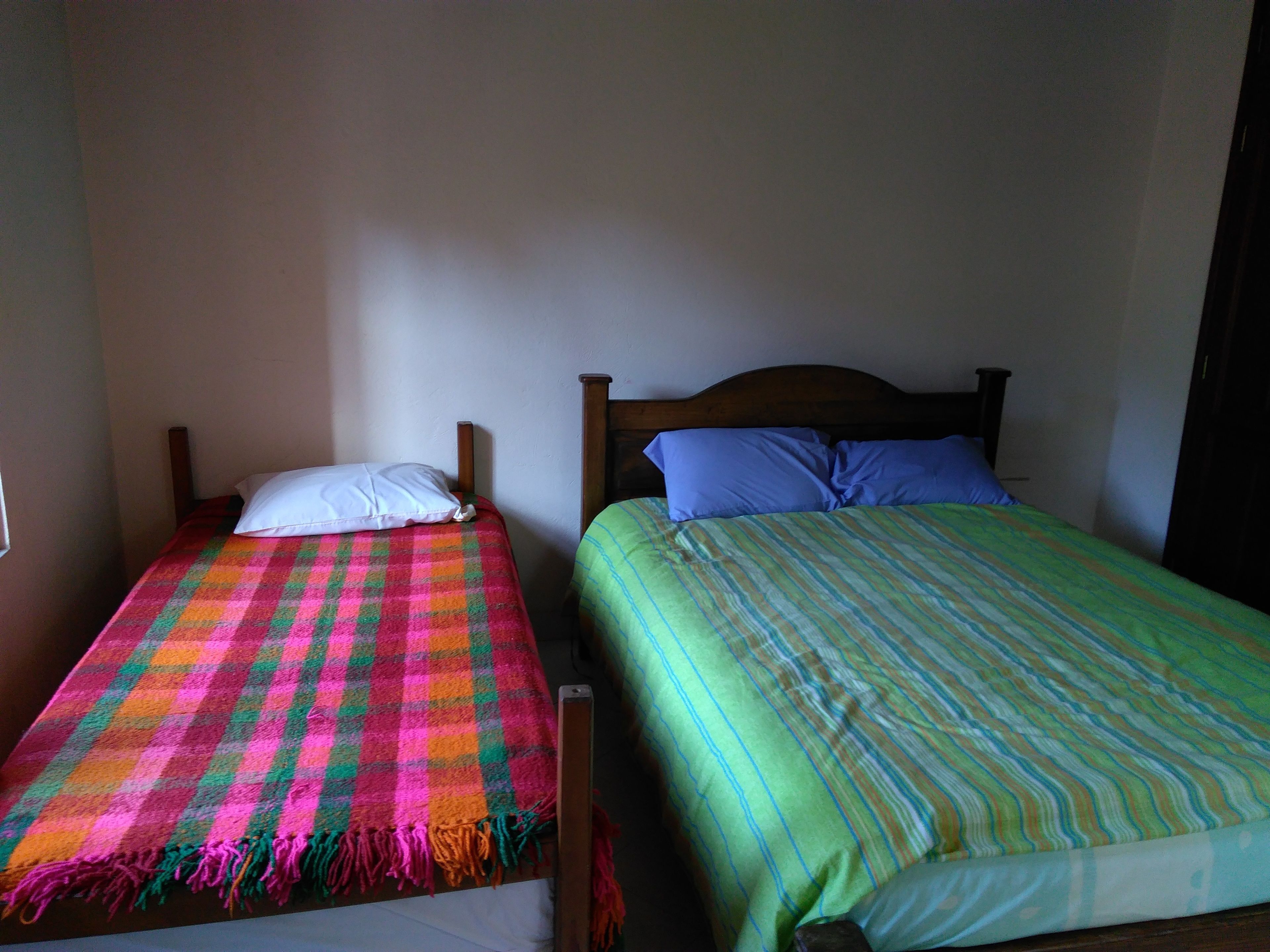 Cortinas blackout, tabla de planchar con plancha y ropa de cama 