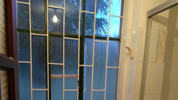 Regadera, regadera tipo lluvia, toallas, jabón