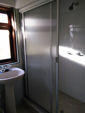 Shower, rainfall showerhead, towels, soap - Hotel Rural Posada de los Santos (Ráquira)
