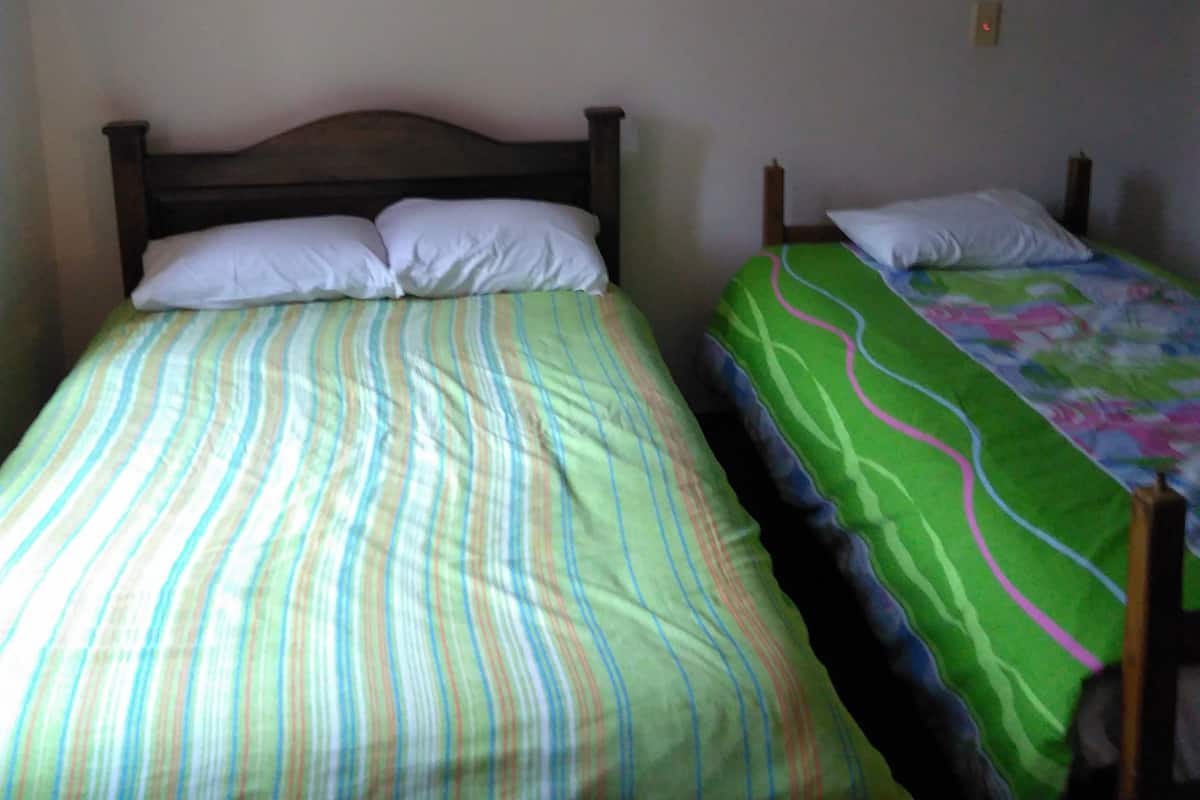 Dreibettzimmer, Mehrere Betten | Verdunkelungsvorhänge, Bügeleisen/Bügelbrett, Bettwäsche
