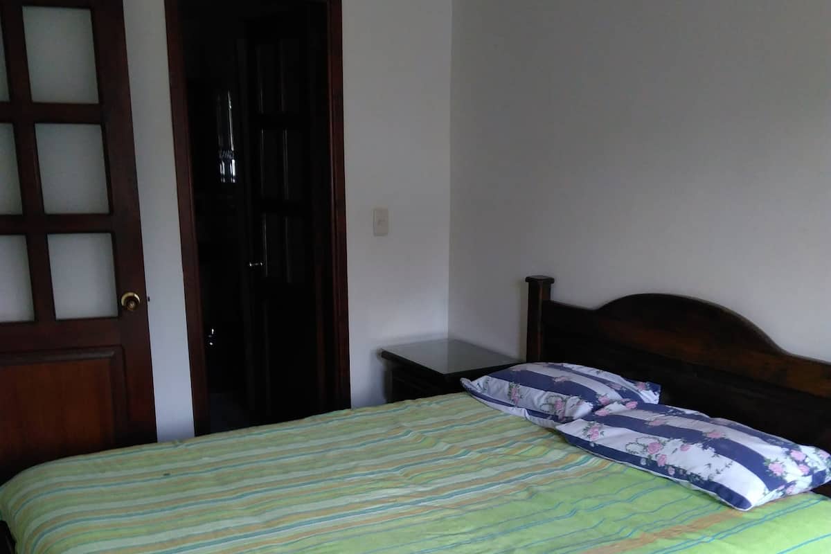 Doppelzimmer, 1 Doppelbett | Verdunkelungsvorhänge, Bügeleisen/Bügelbrett, Bettwäsche