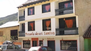 A two-story building with a sign reading "Posada de los Santos." - Hotel Rural Posada de los Santos (Ráquira)
