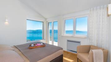 4 dormitorios, caja fuerte, escritorio y tabla de planchar con plancha