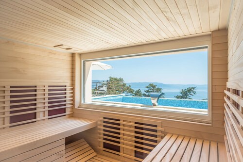 Neu ! Großzügige ganzjährig bewohnbare luxuriöse Villa mit grandiosem Meerblick!