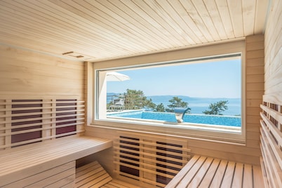 Last Minute! Spacious, luxurious villa with a magnificent ocean view!