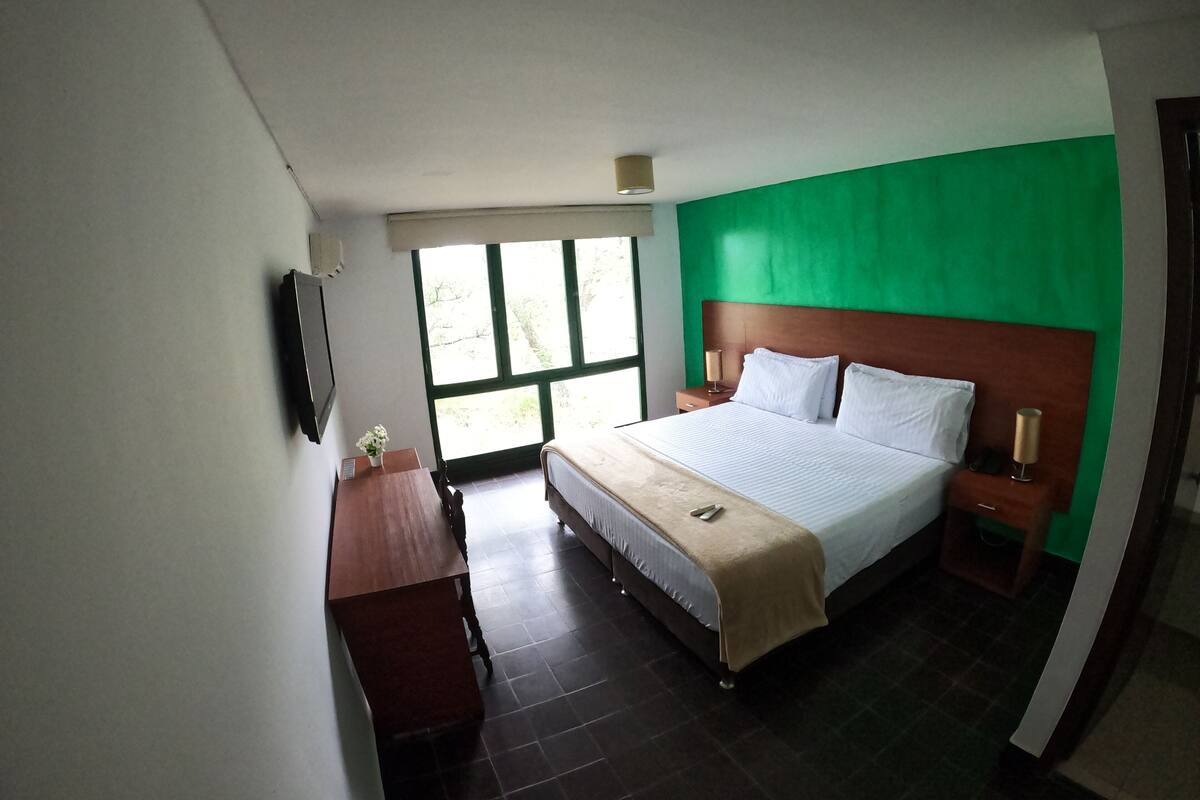 Habitación doble superior | Caja fuerte, escritorio, tabla de planchar con plancha y ropa de cama