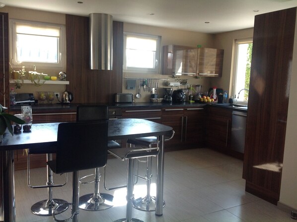 Fridge, microwave, oven, stovetop - Very nice renovated house for 10 people, 300 m from the beach (Langrune-sur-Mer)