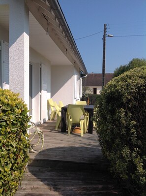 Outdoor dining - Very nice renovated house for 10 people, 300 m from the beach (Langrune-sur-Mer)
