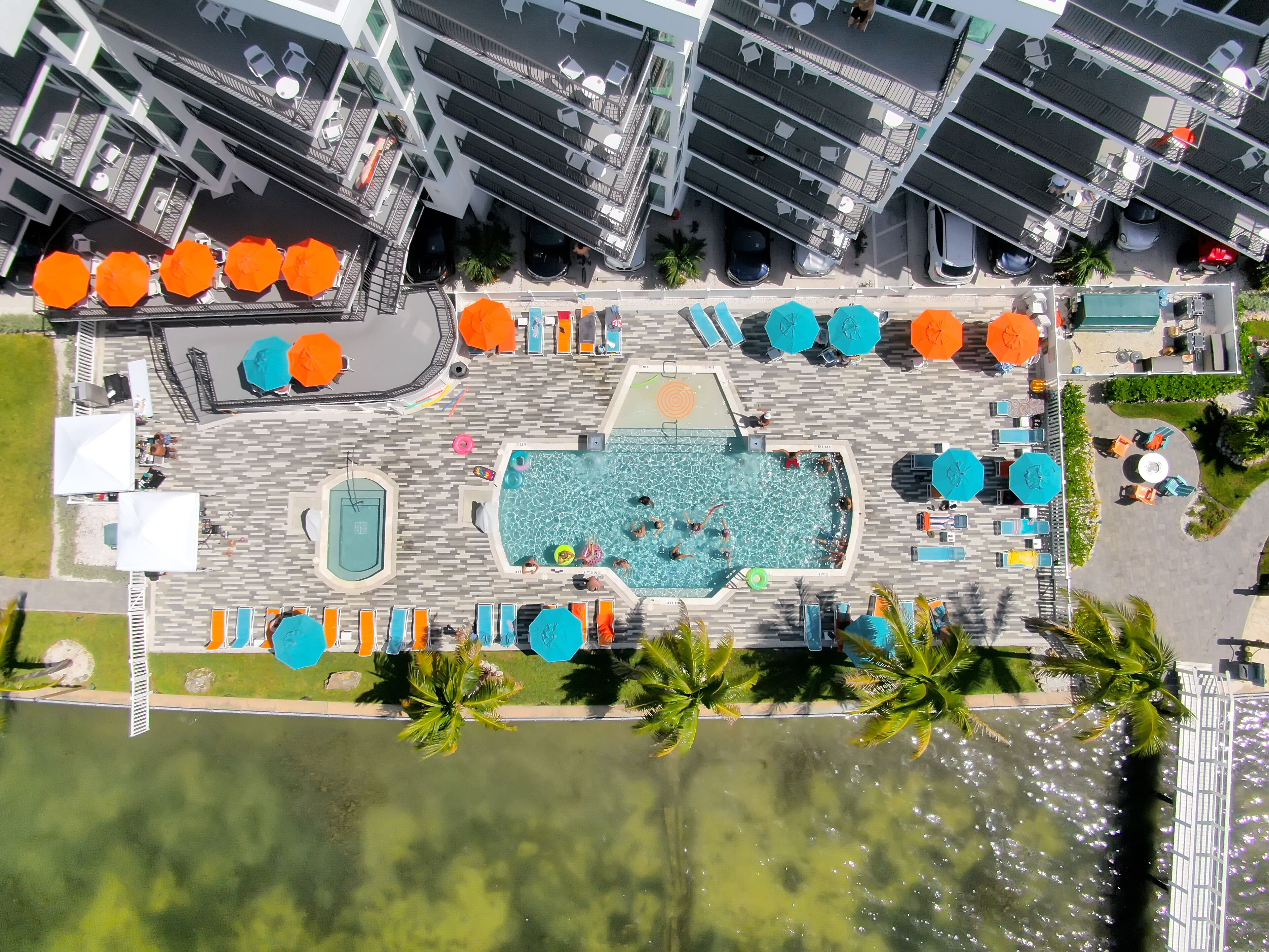 Una piscina al aire libre (de 09:00 a 21:00), sombrillas, tumbonas