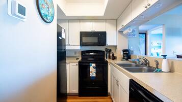 Frigorifero, microonde, forno, piano cottura