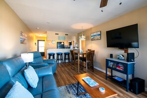 Smart TV, stereo - Newly renovated Villa with beautiful views of the Creek & River (Edisto Island)
