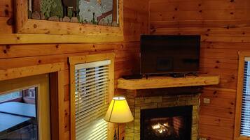 Älytelevisio, takka, videopelejä, DVD-soitin