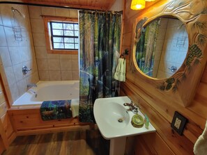 Combined shower/bathtub, jetted bath, hair dryer, towels - Cozy Log Home, Centrally Located, 2 Master Suites, Hot Tub, Game and Movie Rooms (Sevierville)