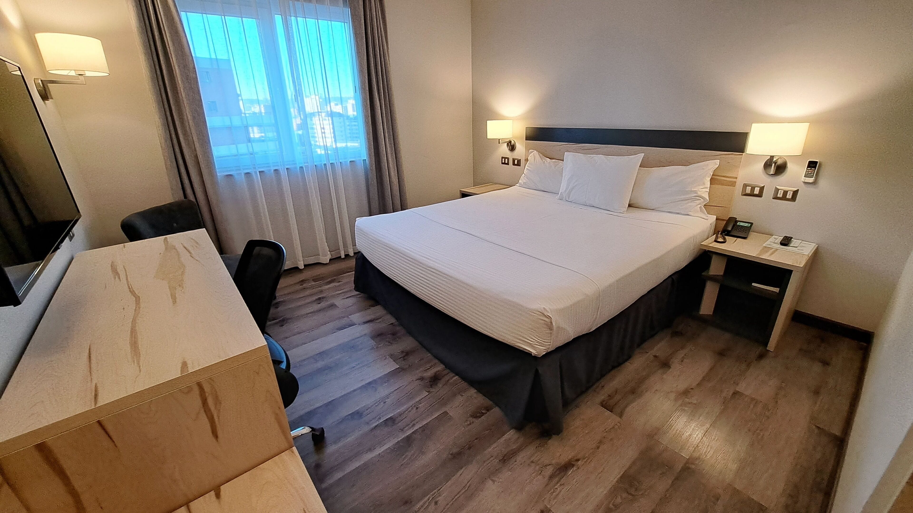 standard room, 1 king bed | 1 bedroom, minibar, in-room safe, desk