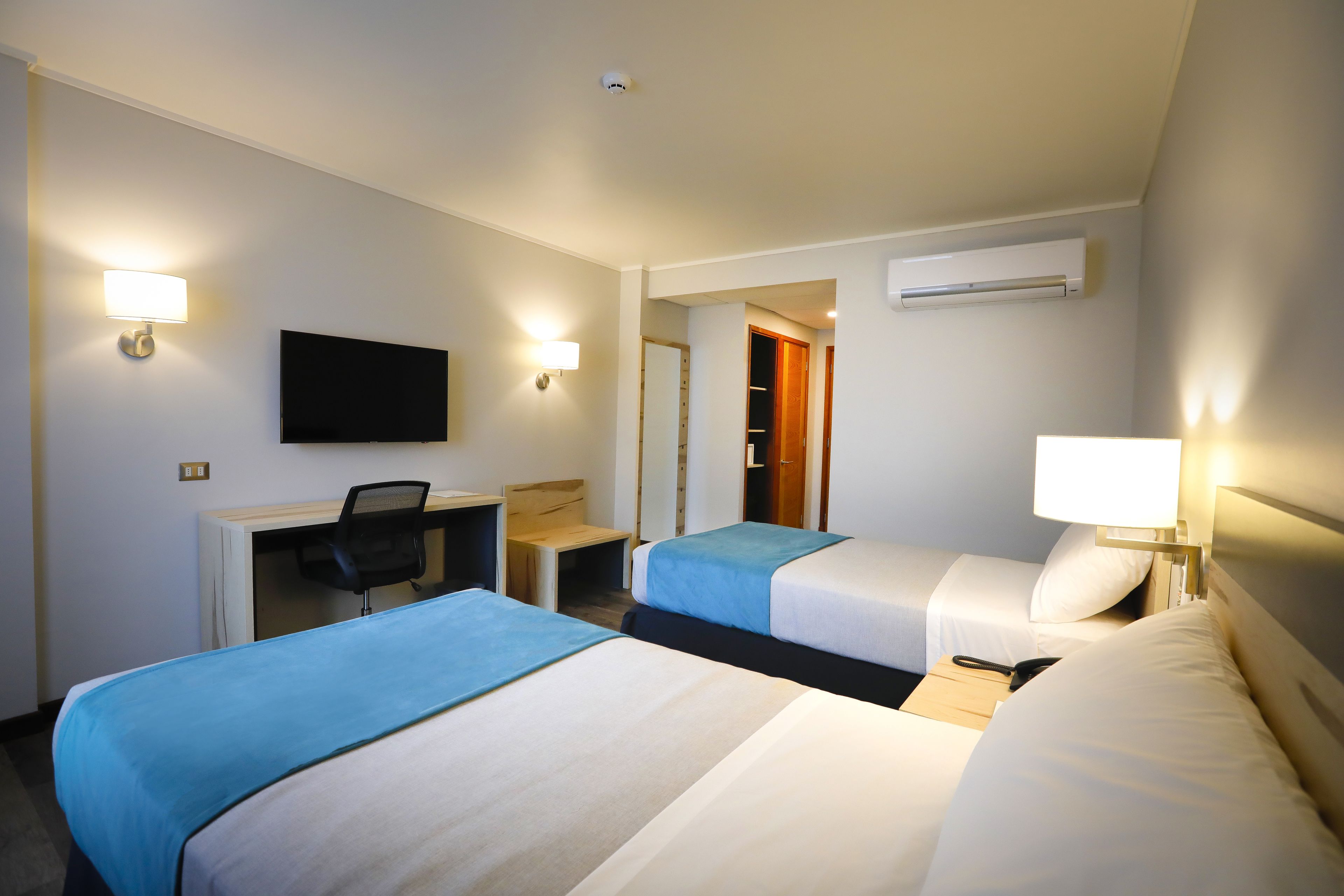 standard twin room | 1 bedroom, minibar, in-room safe, desk