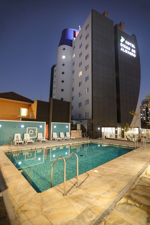 Una piscina al aire libre