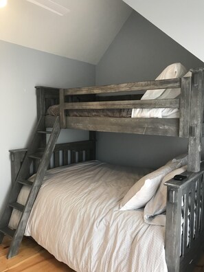 2 slaapkamers, een strijkplank/strijkijzer, wifi, beddengoed