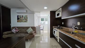 Traditioneel appartement, 1 tweepersoonsbed met slaapbank, airconditioning | Woonruimte | Smart-tv