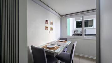 Traditional Apartment, 1 Double Bed with Sofa bed, Air conditioning | Dining