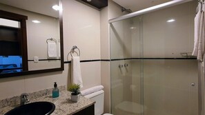 Departamento tradicional, 1 cama matrimonial y sofá cama, aire acondicionado | Baño | Regadera, secadora de cabello, toallas