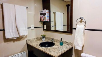 Ducha, secador de pelo, toallas