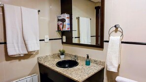Superior appartement, 1 tweepersoonsbed | Badkamer | Een douche, een haardroger, handdoeken