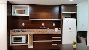 Apartamento superior, 1 cama de casal | Cozinha privada | Geladeira, micro-ondas, cooktop, talheres/pratos/utensílios de cozinha