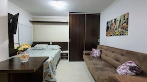 Apartamento superior, 1 cama de casal | Ferros/tábuas de passar roupa, Wi-Fi de cortesia, roupa de cama