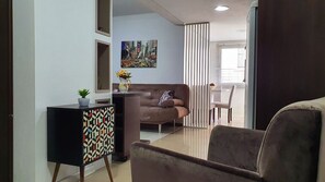 Departamento tradicional, 1 cama matrimonial y sofá cama, aire acondicionado | Área de sala de estar | Smart TV