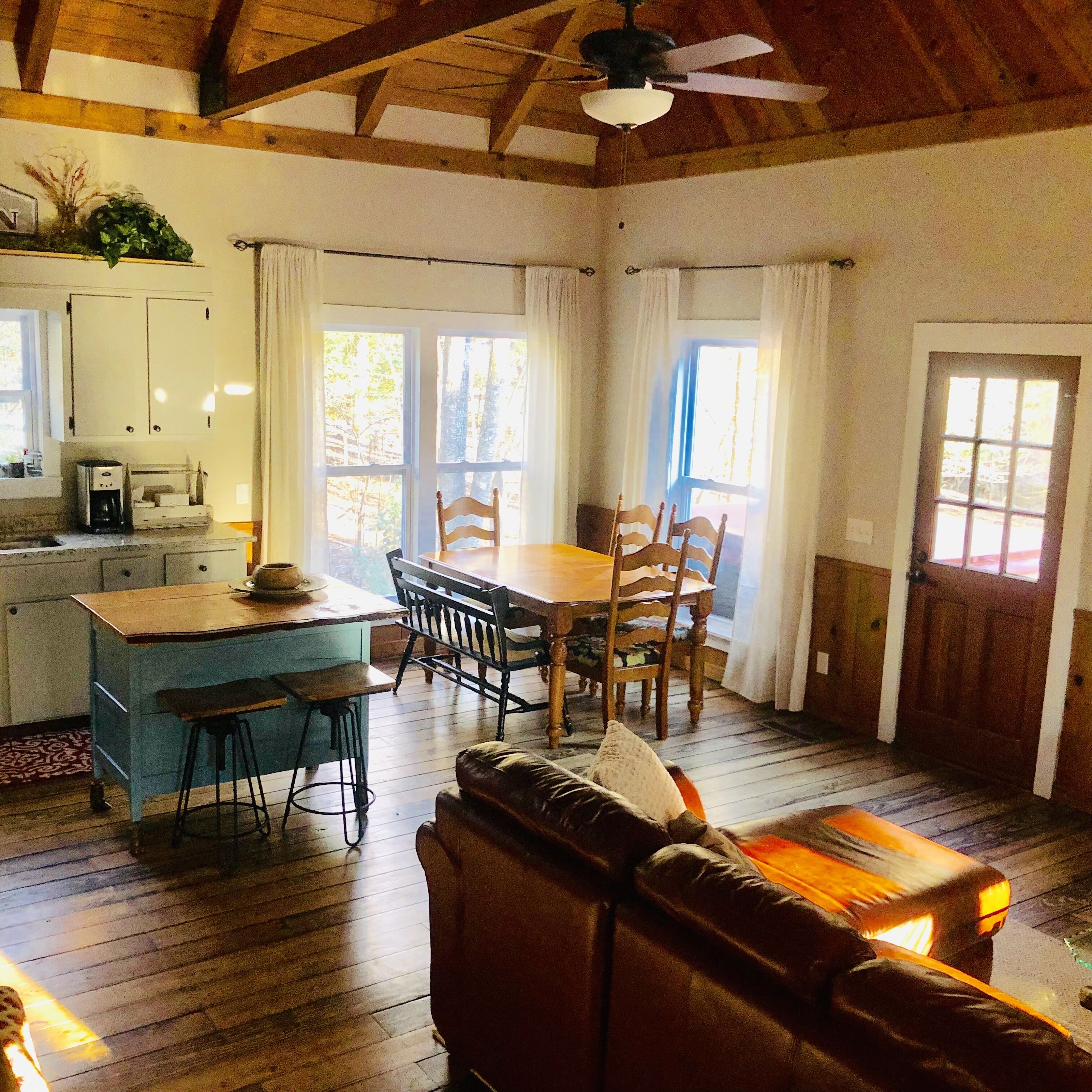 Smart-tv, een open haard, videospelletjes en Netflix