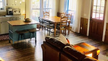 Smart-tv, een open haard, videospelletjes en Netflix