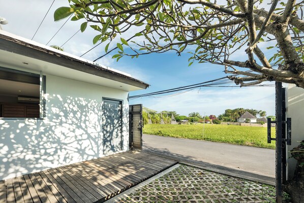 المنطقة المحيطة بالمنشأة