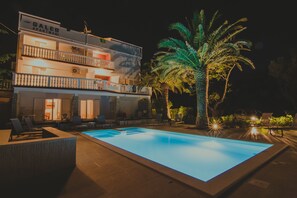 Utomhuspool och uppvärmd pool